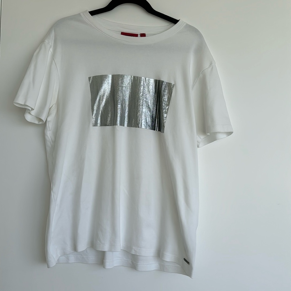 HUGO WHITE WITH SILVER APPLIQUÉ MENS TSHIRT IN GREAT CONDITION IN SIZE L
